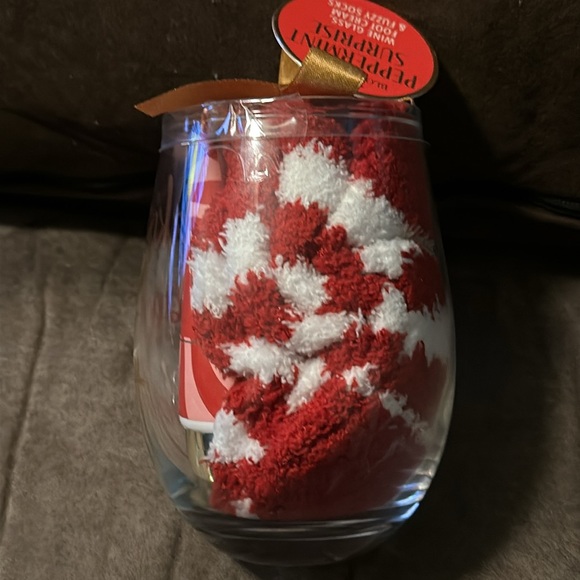 NWT-Peppermint Surprise- Wine Gas’s, Foot Cream & Fuzzy Socks - Picture 4 of 6